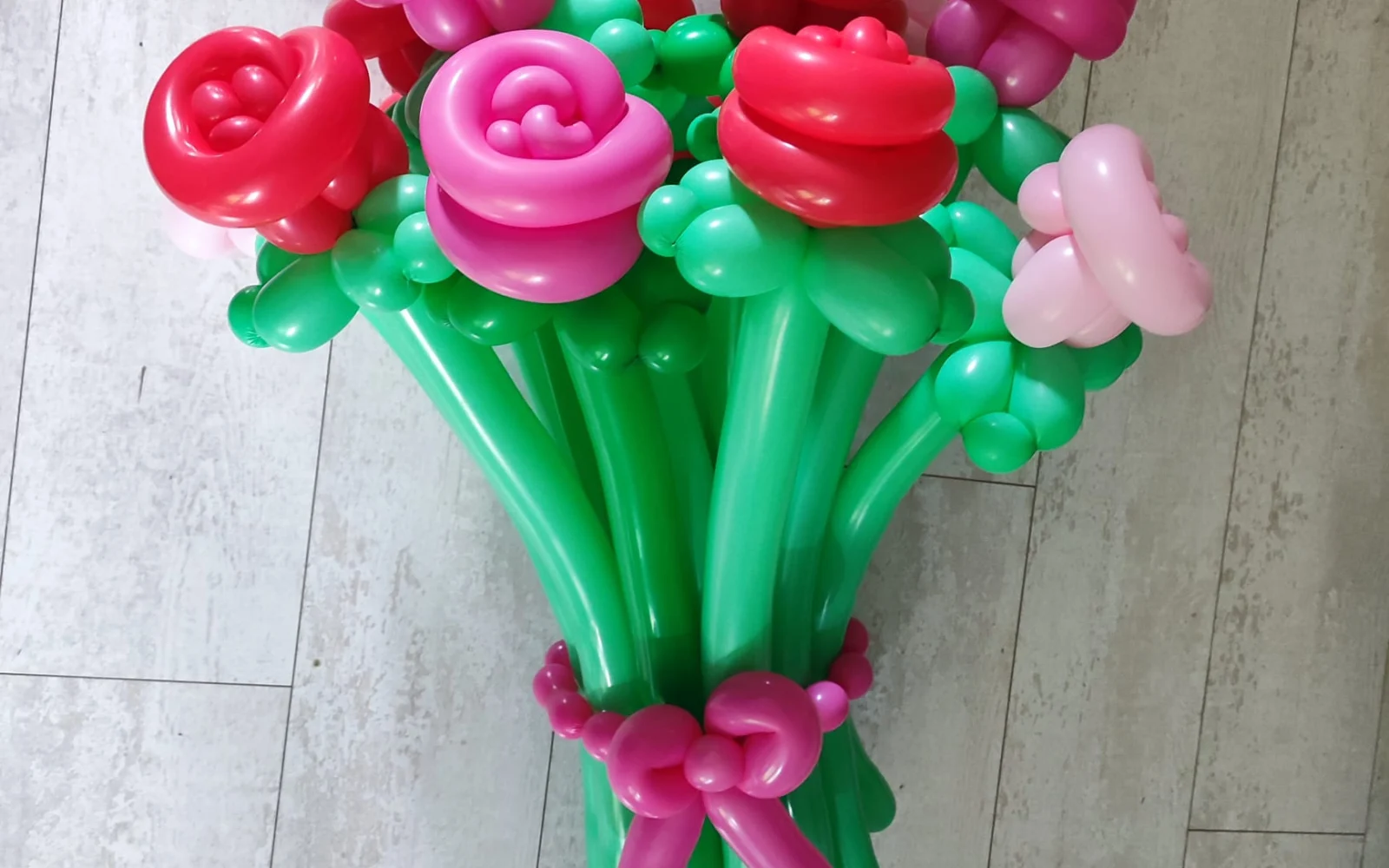 Ballonboeket rozen in roze en rood
